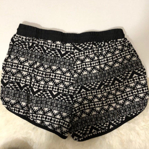 🌺 Soft Casual Shorts with Pockets - Picture 2 of 3